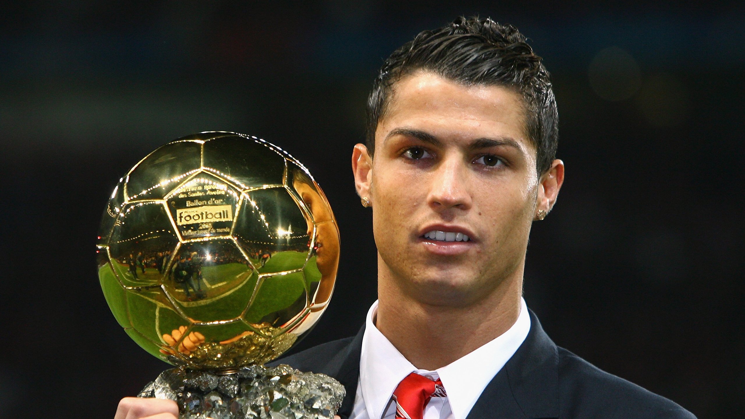 激情对决！欧洲豪门上演巅峰之战，梅西绝杀助球队登顶积分榜